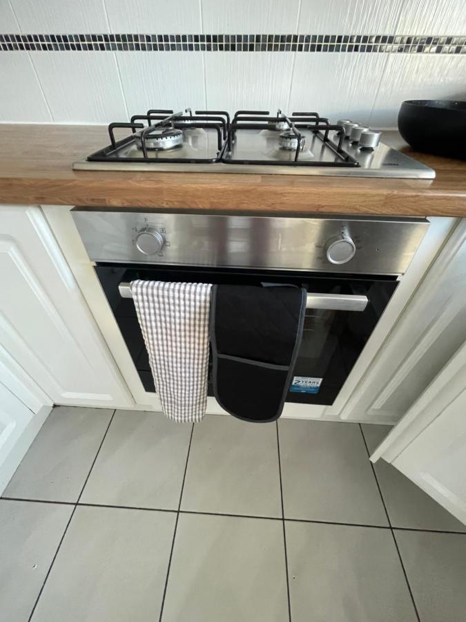 Holiday Home Cardiff City Sleeps 7 Bagian luar foto